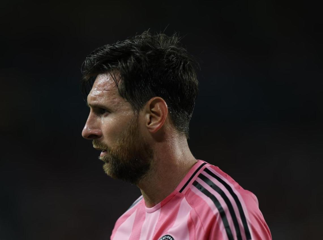 世界杯赛事直播app下载最新版-领袖！梅西让德保罗别抱怨队友！还示意保安别拦球迷！